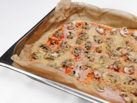 Pizza z serem, szynką i pieczarkami