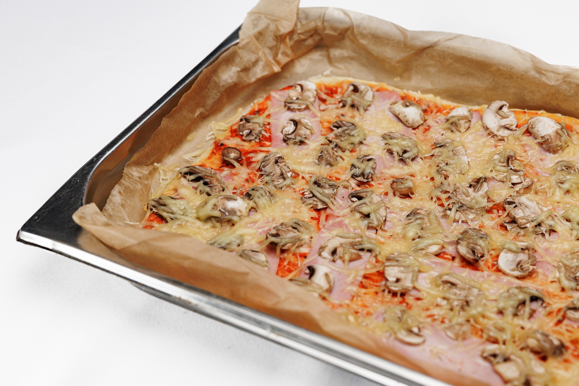 Pizza z serem, szynką i pieczarkami